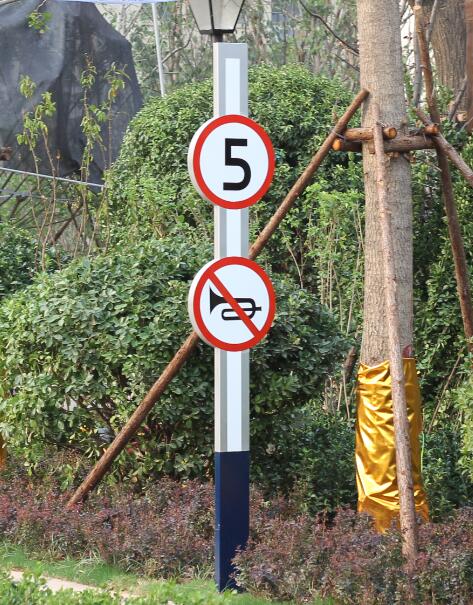 冷水江户外立牌